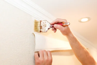 Pose de papier peint à Nébias — revêtements muraux et toiles de verre